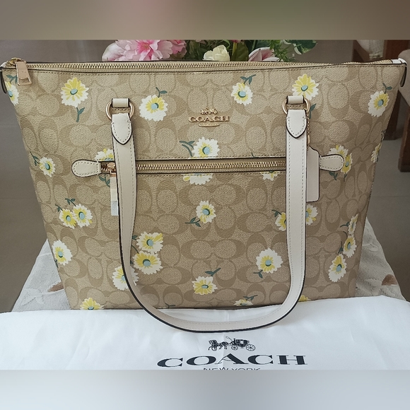 Coach Handbags - Authentic Coach Signature Gallery Tote Daisy Print